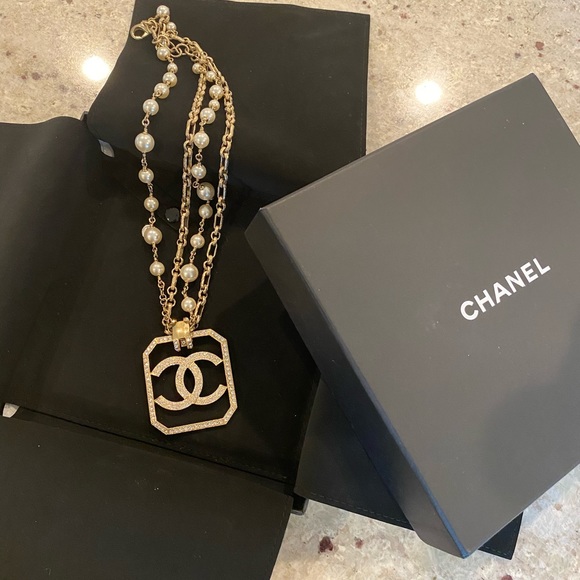 💓Sold💓Chanel medallion necklace with Pearl chain - Picture 5 of 7